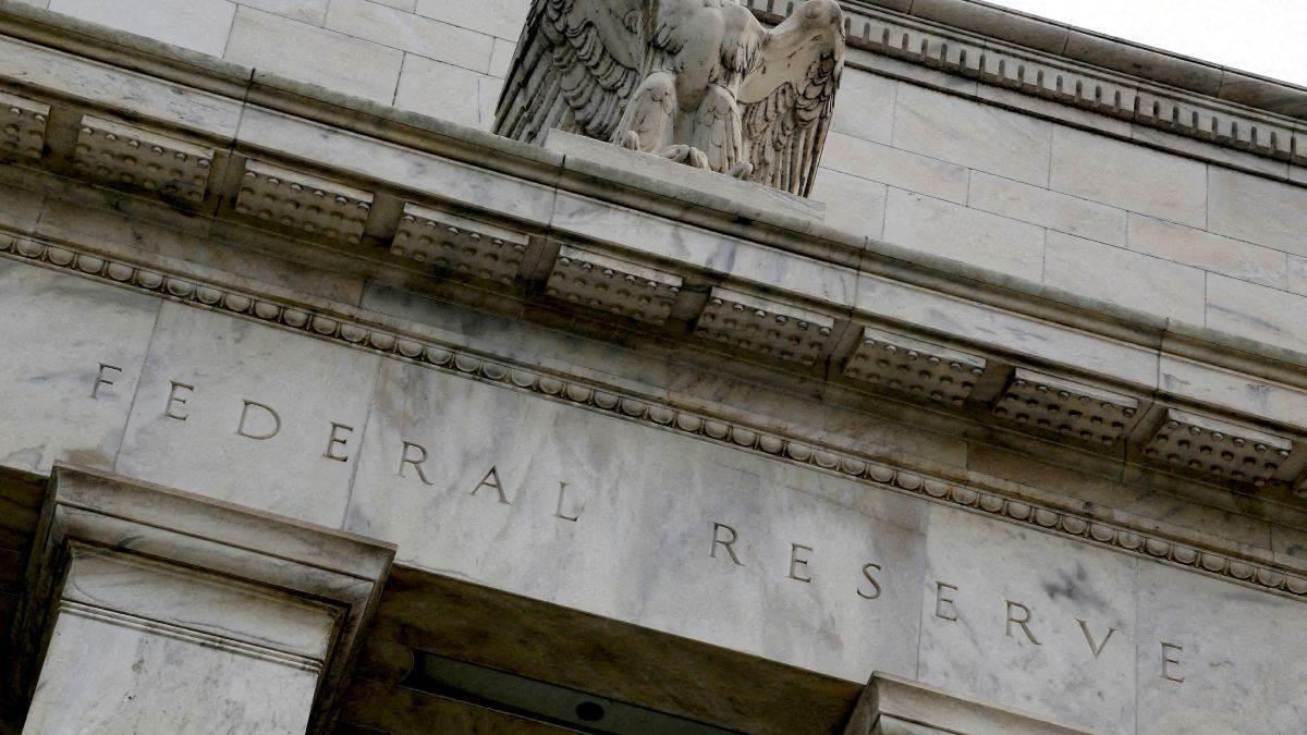 Fed frena subida de tasas de interés en Estados Unidos