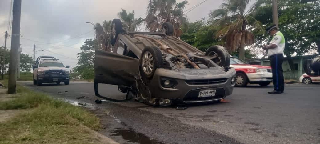 ¡Rápida y furiosa! Petrolera vuelca su vehículo en Coatza