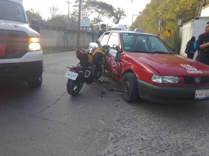 Estudiante choca contra un taxi en la carretera Xalapa- Coatepec