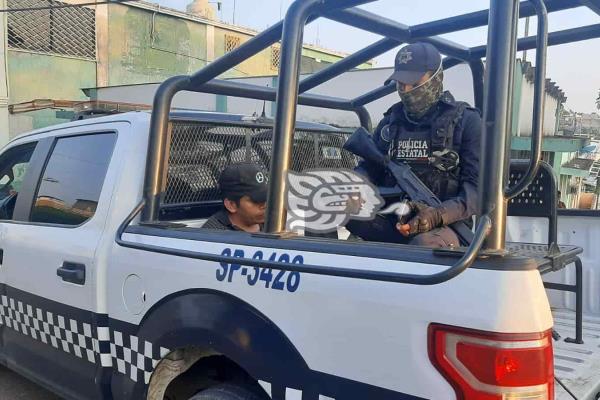 Detienen a expolicía de Acayucan por posesión de bachita