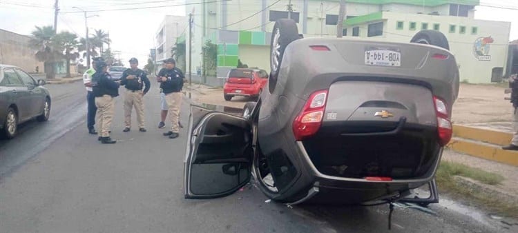 ¡Rápida y furiosa! Petrolera vuelca su vehículo en la Benito Juárez Norte