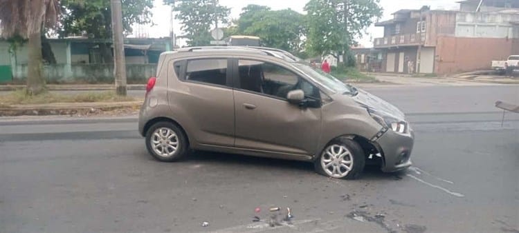 ¡Rápida y furiosa! Petrolera vuelca su vehículo en la Benito Juárez Norte