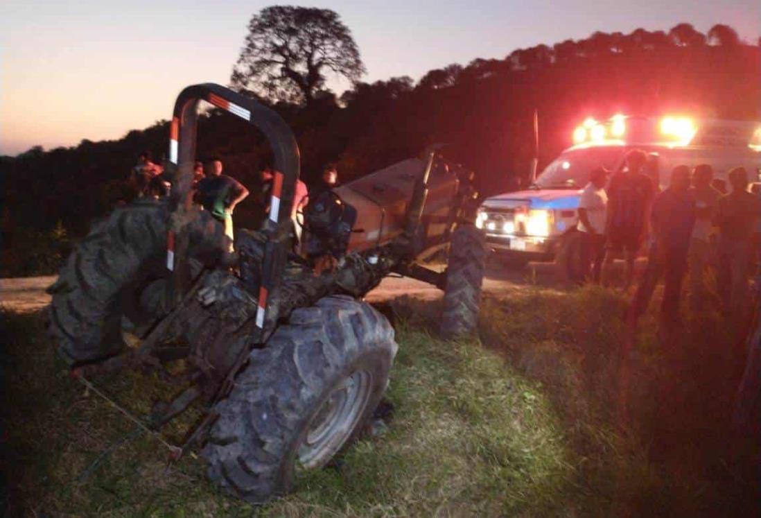 Muere campesino aplastado por su tractor, en Álamo