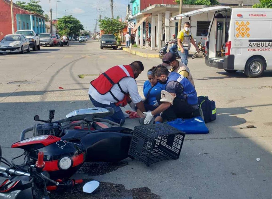 Mujer choca contra moto en Cosamaloapan; presenta lesiones