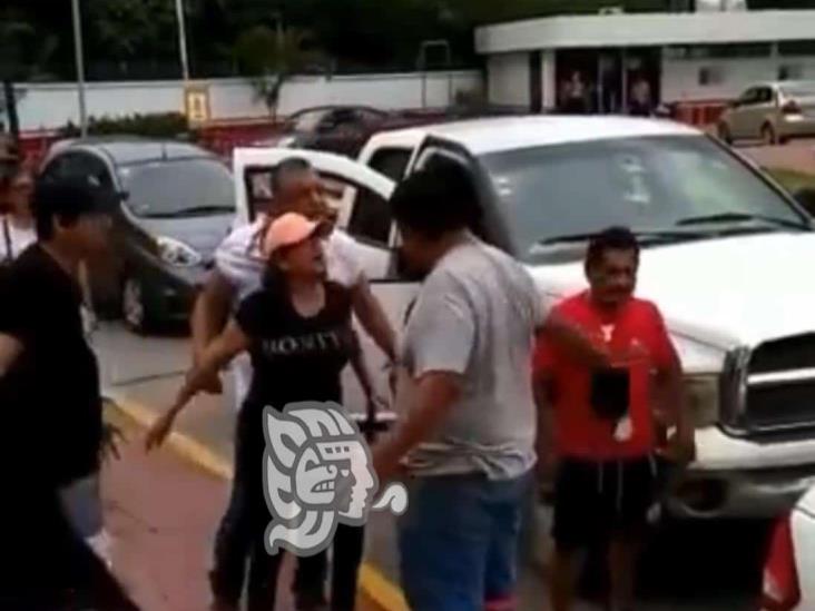 Por presunto conflicto vial, inicia la campal en Hospital de Pemex, en Poza Rica