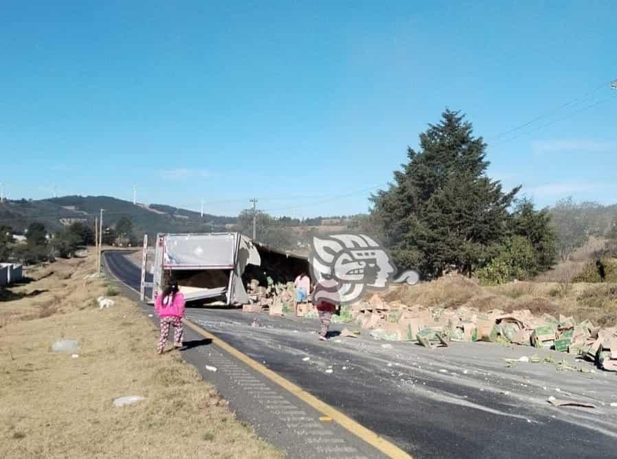 ¡Se llevan los plátanos! Volcadura ahoga circulación en límites de Veracruz y Puebla