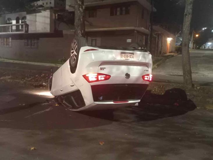 Vuelca médico del CAE en calles de Xalapa