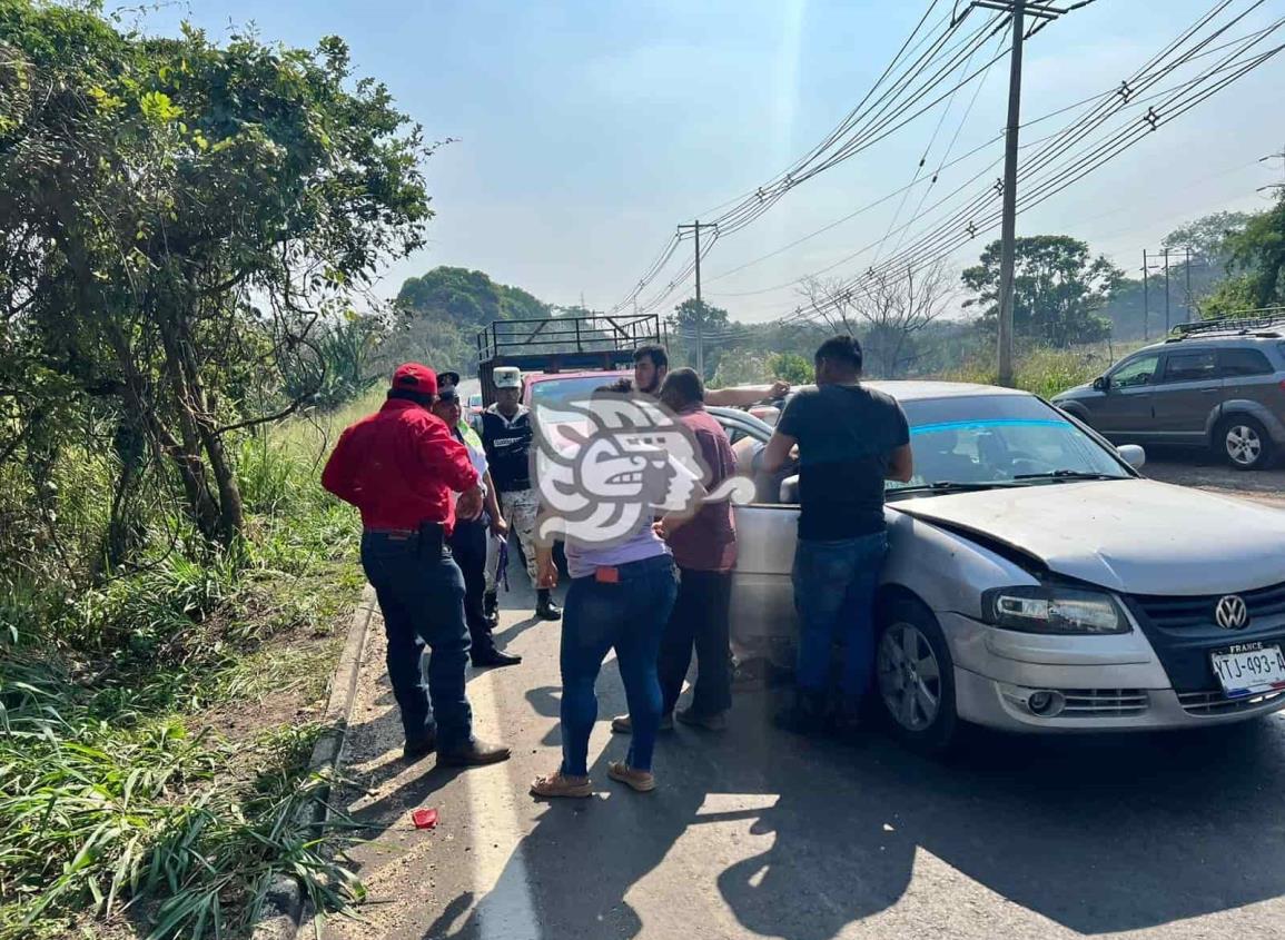 ¡Mucha prisa! Taxista provoca choque en la Transístmica