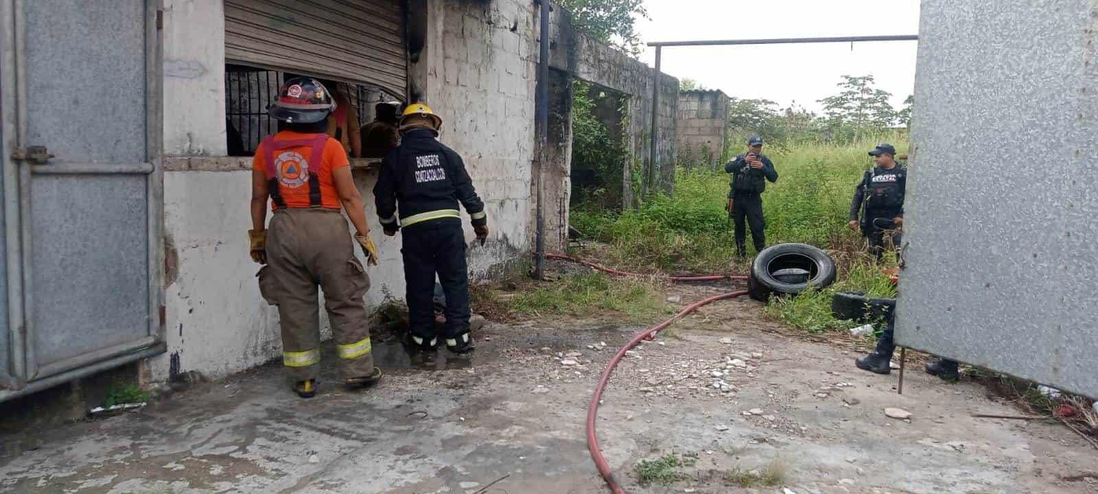 Se achicharra antiguo taller usado como basurero en Coatzacoalcos