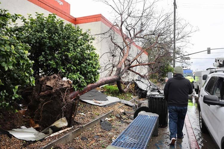 Tornado causa destrozos en el sur de California (+Vídeo)