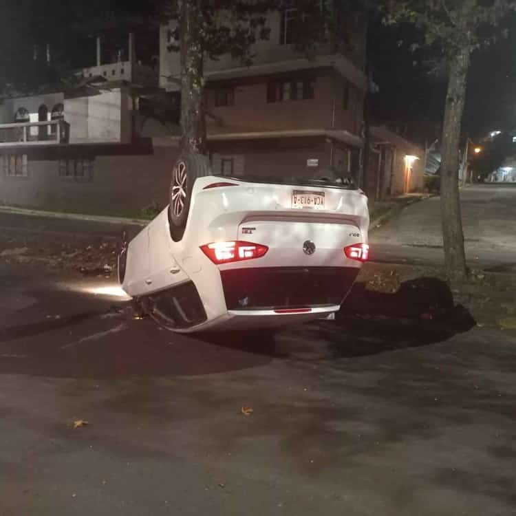 Vuelca doc en calles de Xalapa; sale ileso