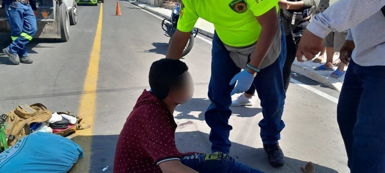 Motociclista se impacta contra camión de carga en Medellín de Bravo