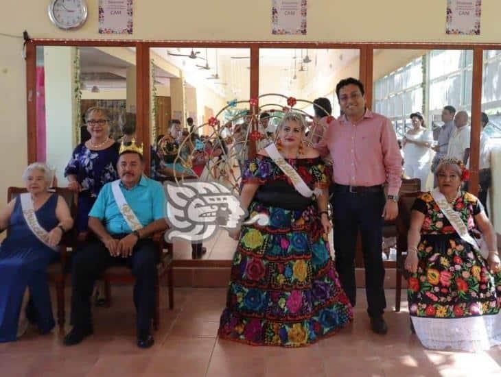 Coronan a los reyes de la primavera 2023 del Centro de Día del Adulto Mayor