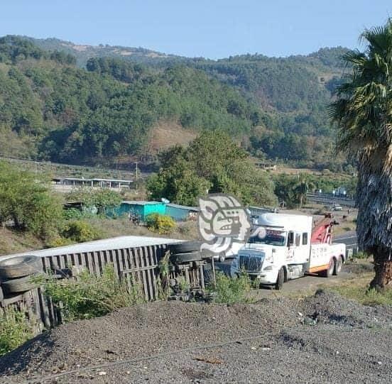 Vuelca tráiler en Maltrata; se movilizan policías