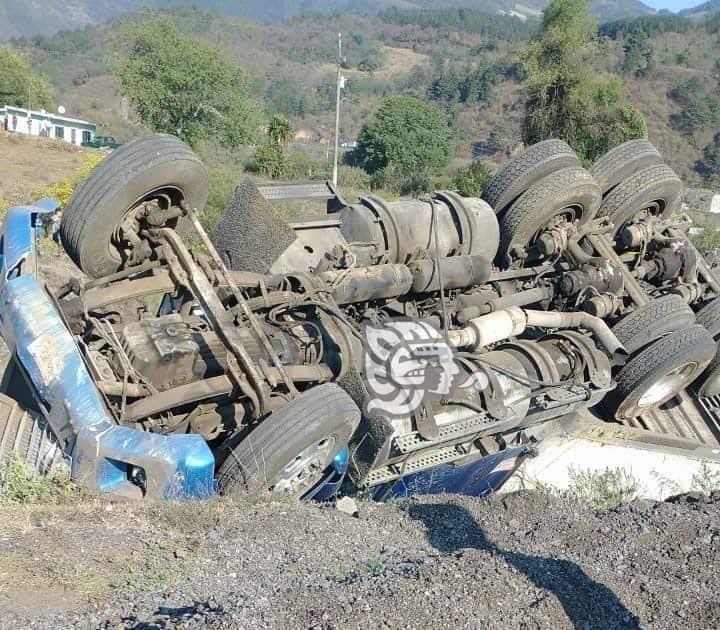 Vuelca tráiler en Maltrata; se movilizan policías