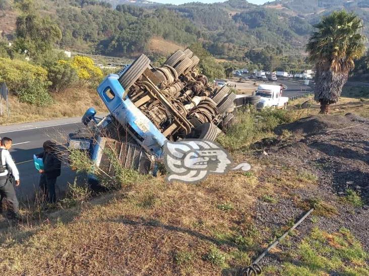 Vuelca tráiler en Maltrata; se movilizan policías