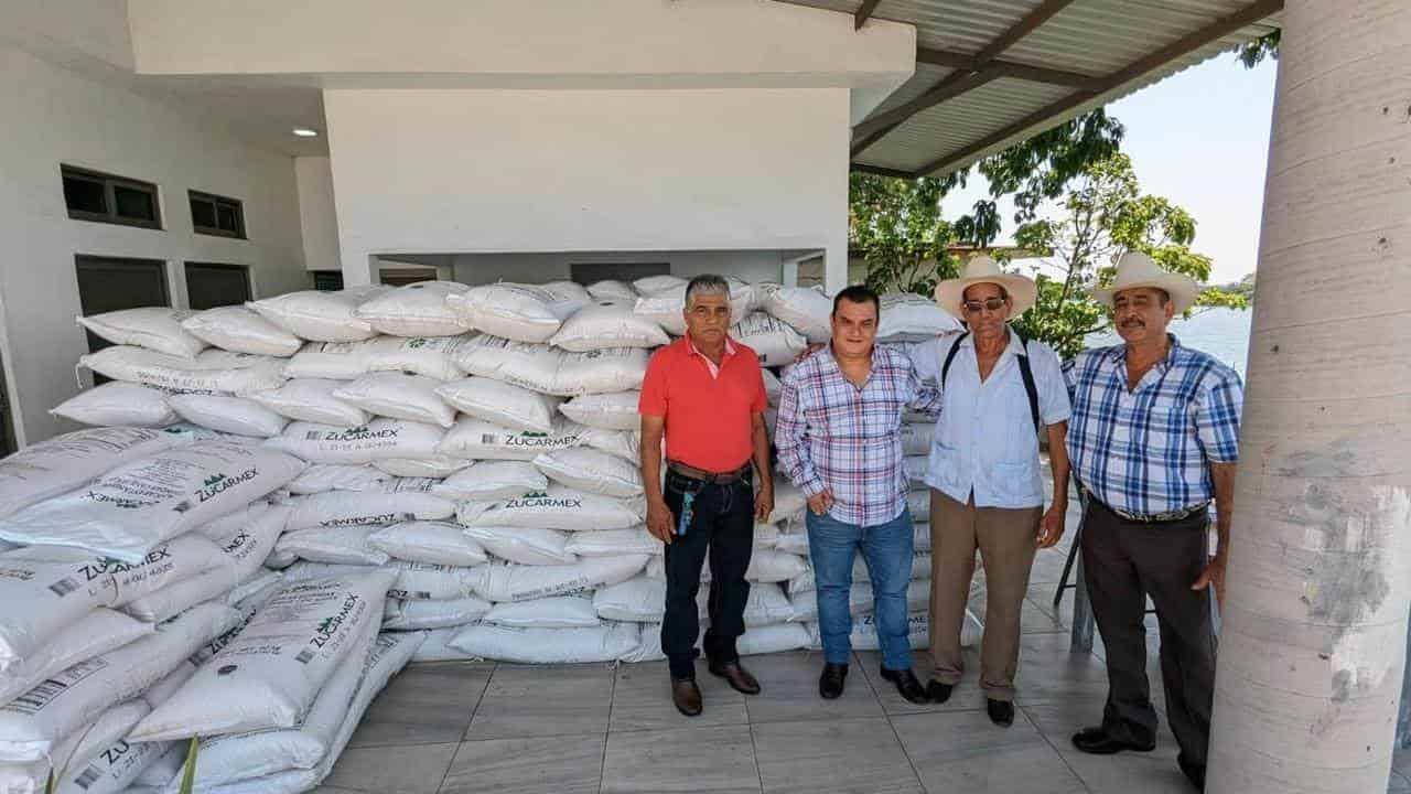 Entregan sacos de azúcar a productores cañeros del san Cristóbal en Carlos A. Carrillo