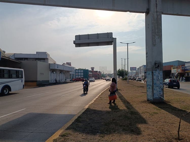 Exigen vecinos nuevo puente peatonal en avenida Rafael Cuervo, Veracruz