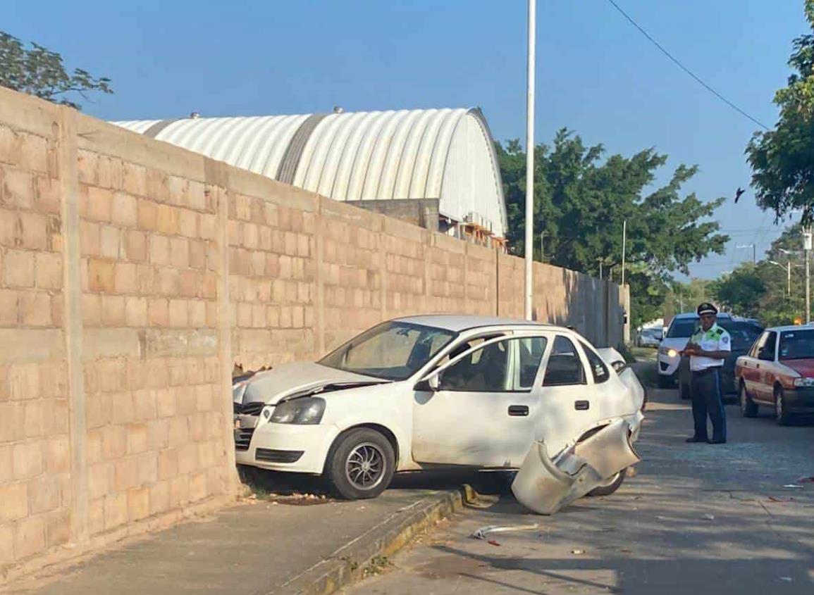 ¡Estampado en una barda!, así terminó un vehículo tras ser impactado por una grúa(+Video)