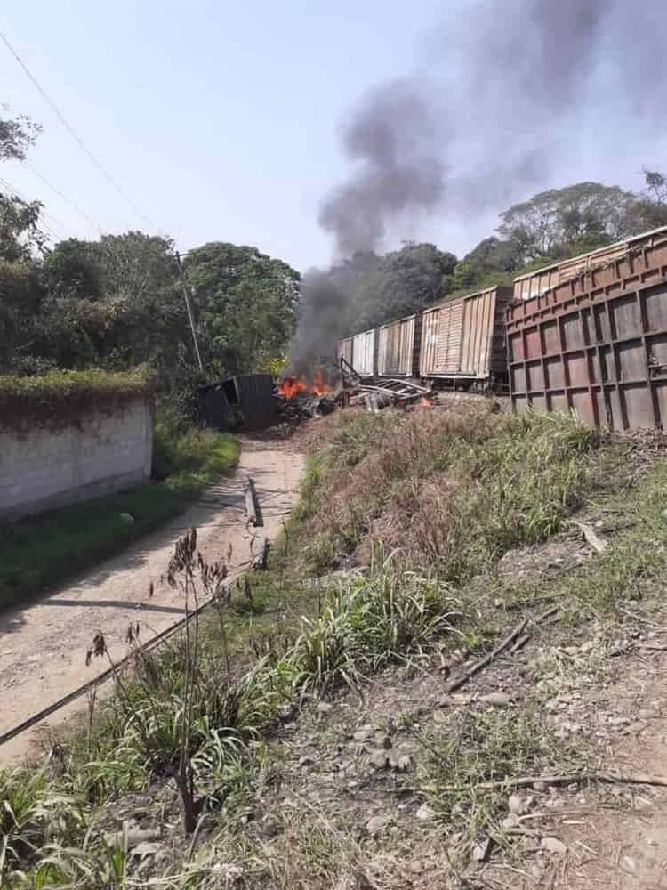 ¡Se salva de milagro!; camión cañero es impactado por un tren en Amatlán