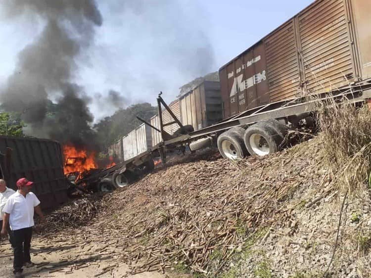 ¡Se salva de milagro!; camión cañero es impactado por un tren en Amatlán