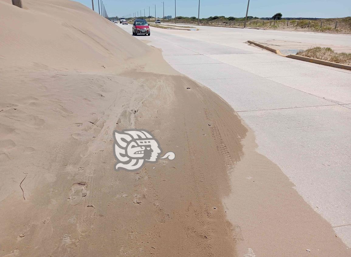 ¡Es un peligro!; arena invade carril de circulación en el Malecón Costero (+Video)