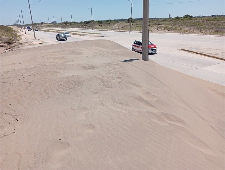 ¡Es un peligro!; arena invade carril de circulación en el Malecón Costero (+Video)