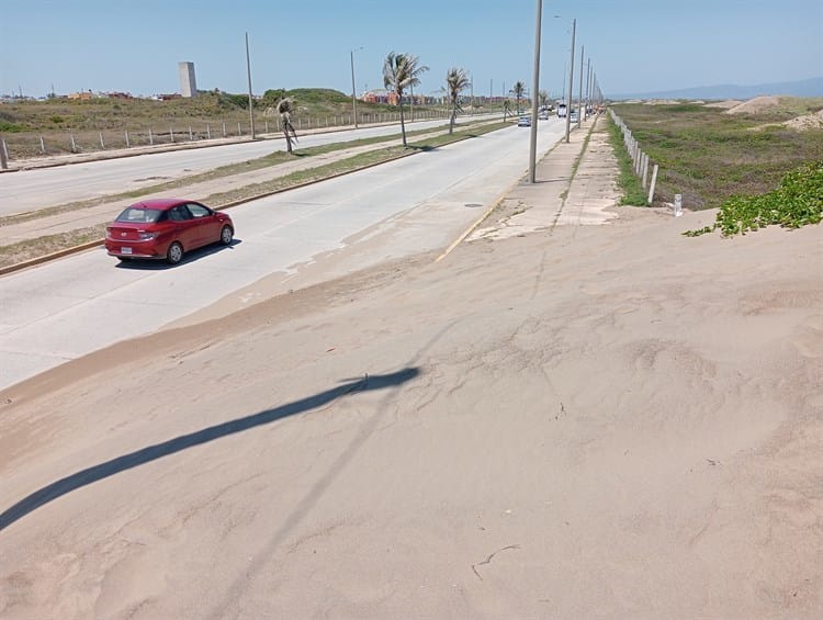 ¡Es un peligro!; arena invade carril de circulación en el Malecón Costero (+Video)