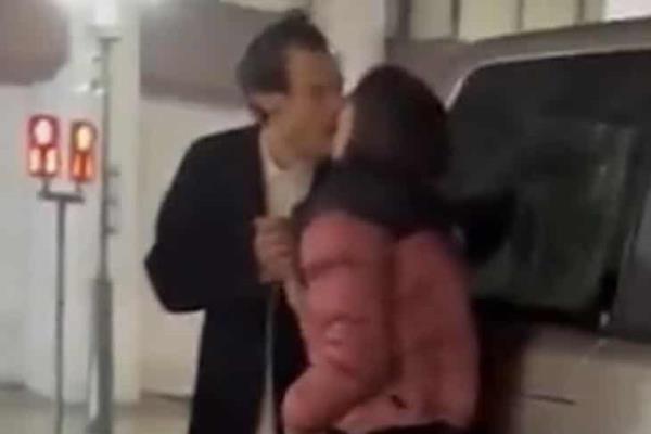 Sorprenden a Harry Styles y Emily Ratajtowski besándose en Tokio