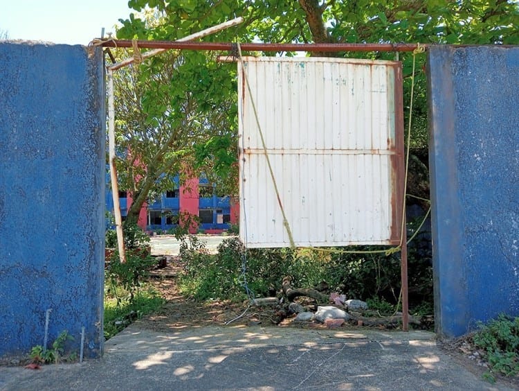 Personas en situación de calle se adueñan de conocida escuela de Coatzacoalcos