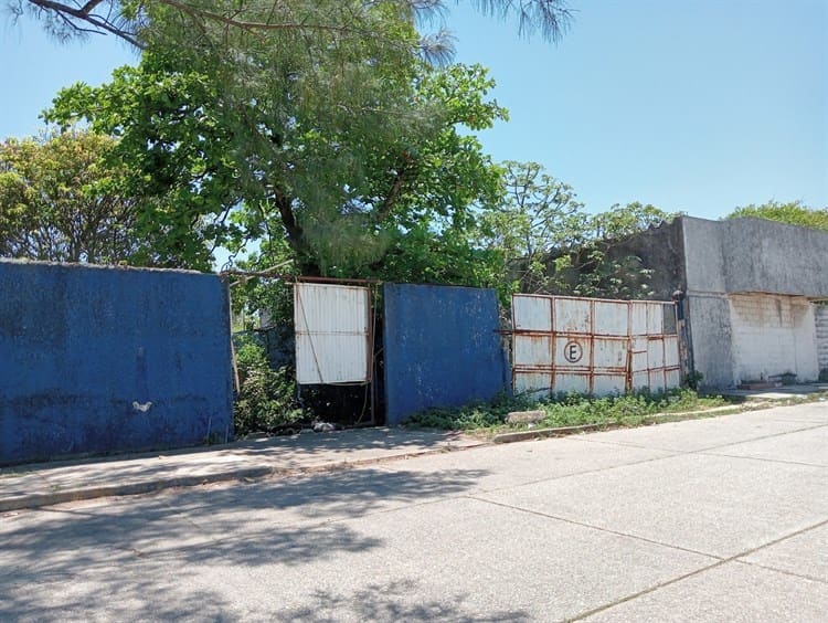 Personas en situación de calle se adueñan de conocida escuela de Coatzacoalcos