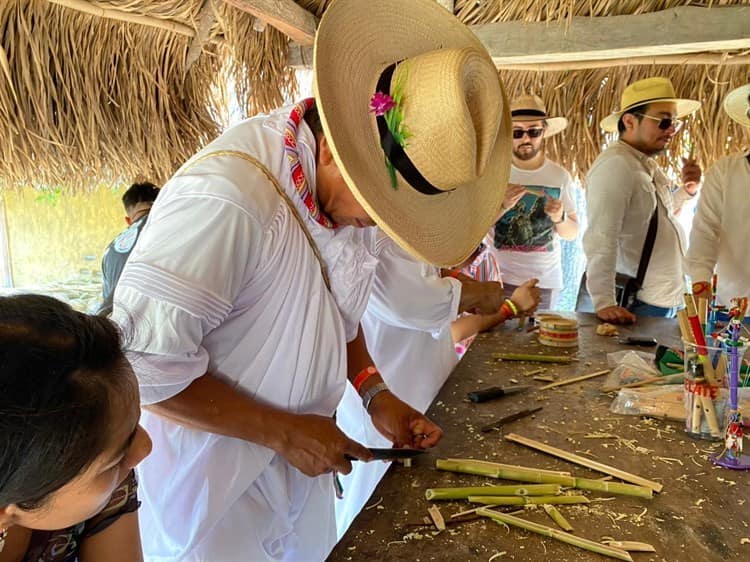 ¿Lo sabías? Así hacen sus flautas los voladores de Papantla