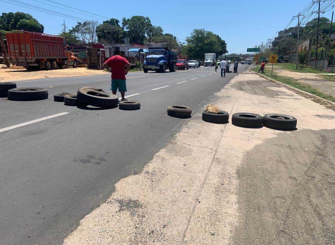 Ciudadanos toman libramiento de Oluta  en demanda de topes (+Video)