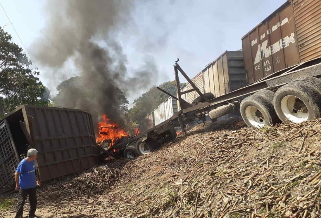 Tren arrolla a tráiler cañero en Amatlán; el conductor del tractocamión se le atravesó