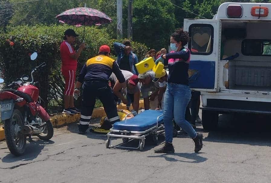 Mujer derrapa en su motocicleta en calles de Tierra Blanca; resulta lesionada