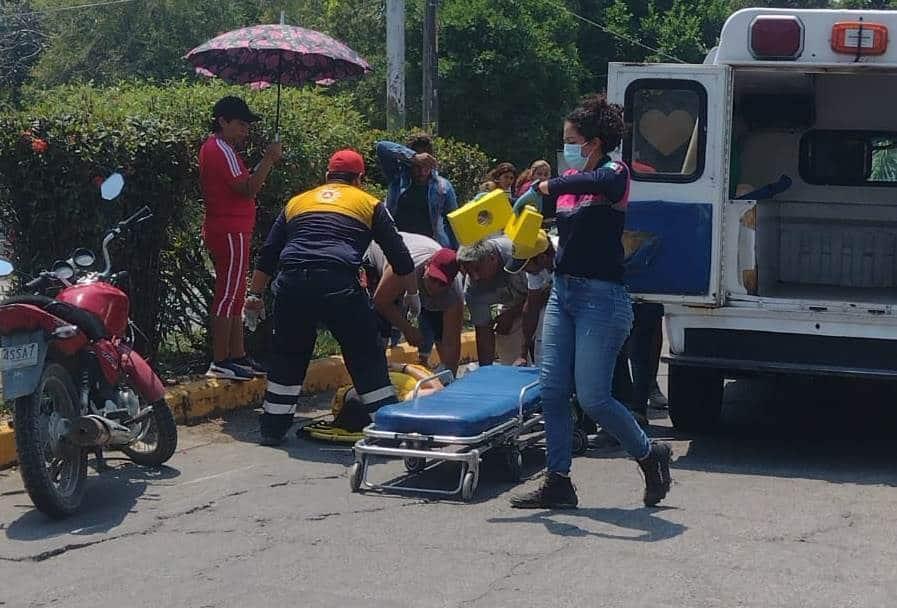 Mujer pierde el control de su moto y derrapa en Tierra Blanca