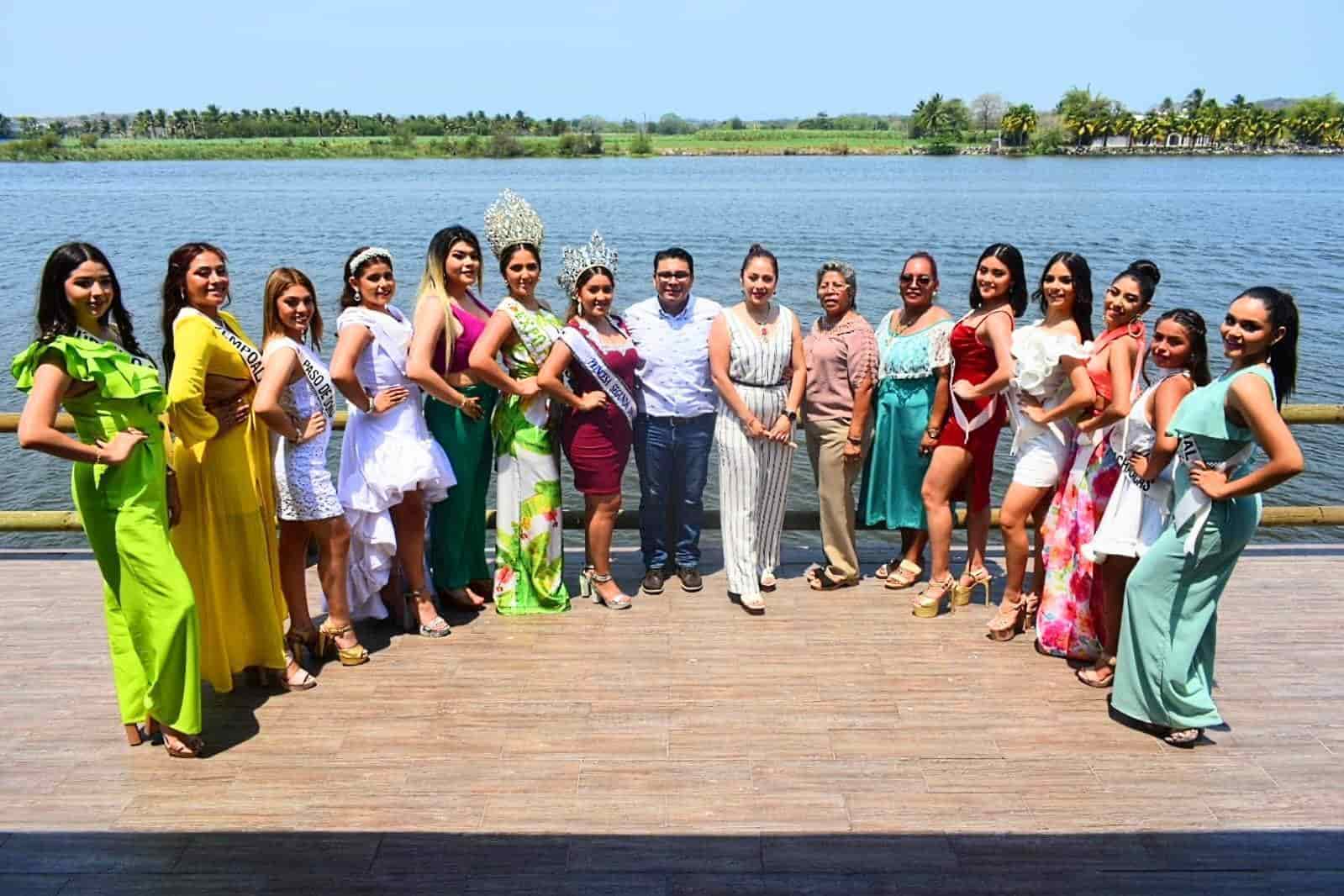 Colocan bandas a candidatas a reina de la Expo Feria de la Caña 2023 en Úrsulo Galván