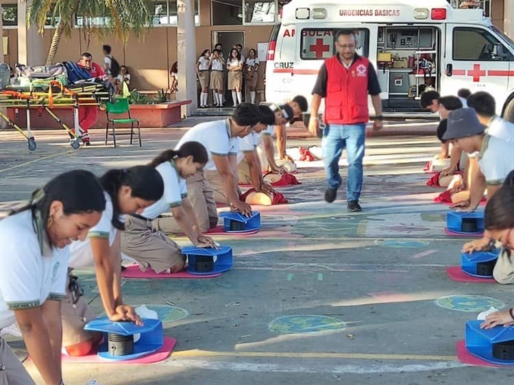 Cruz Roja capacita en primeros auxilios a estudiantes y maestros en Cosamaloapan