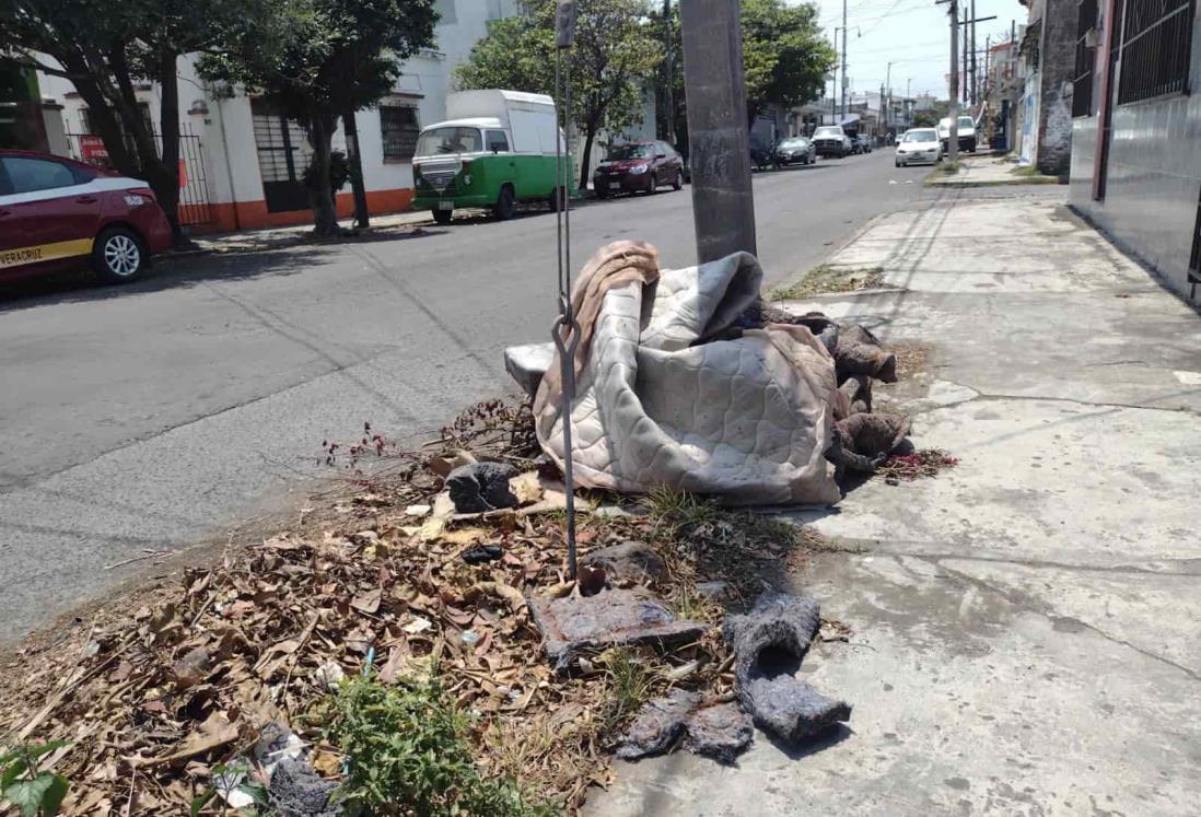 Acusan a chatarreros de dejar colchones tirados en calles de Veracruz