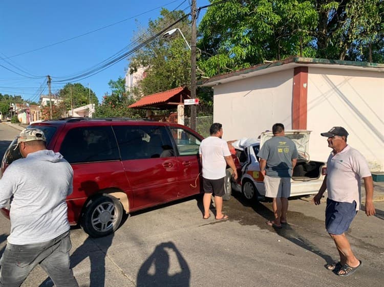 Mujer taxista fallece tras fuerte choque en Acayucan