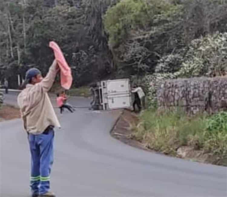 Conductor pierde el control de su camioneta y termina volcando en Huatusco