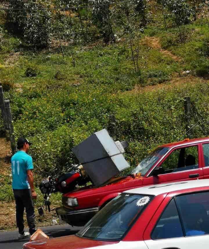 Motociclista termina arriba de un automóvil al chocar en Totutla
