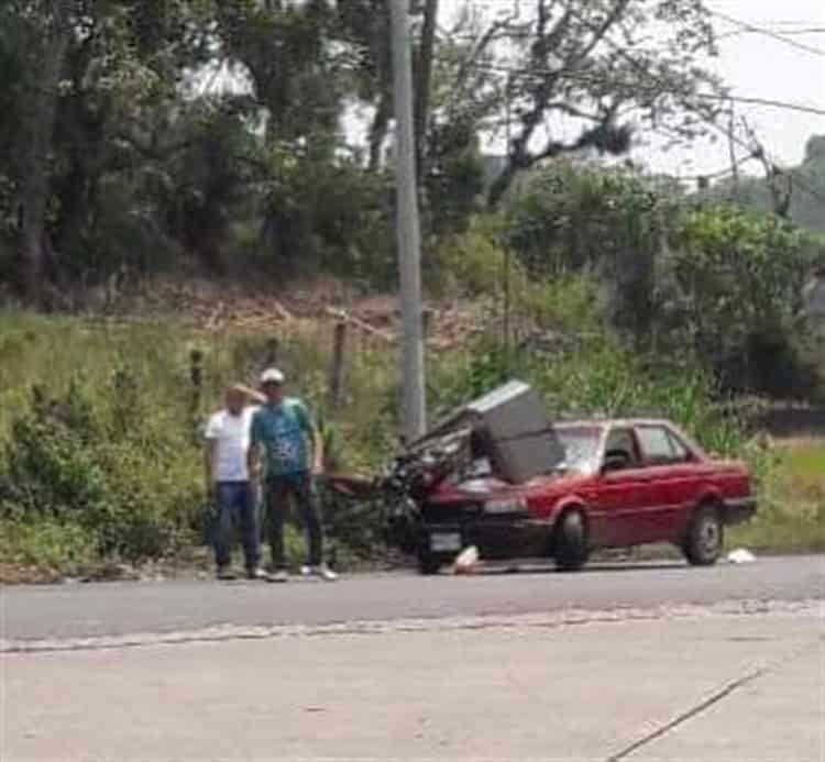 Motociclista termina arriba de un automóvil al chocar en Totutla