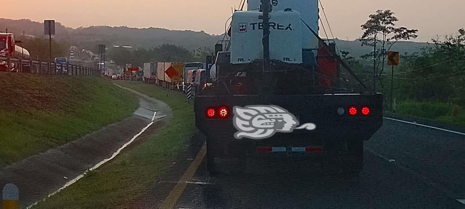 ¡Huyen del tráfico!; prefieren carretera Las Palomas para llegar a Coatza