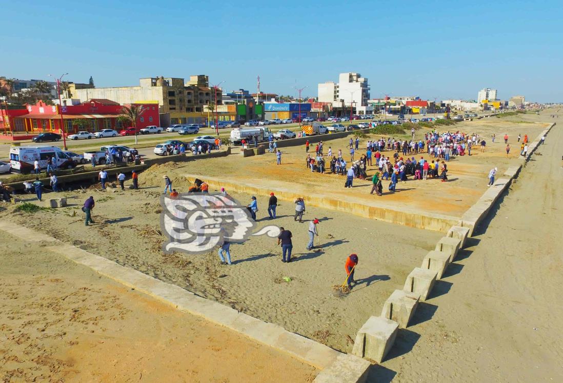 Llenan más de 120 costales de basura en limpieza de playa de Veracruz