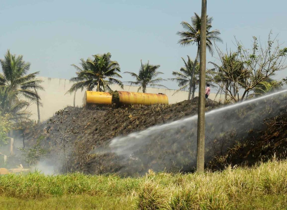 Por surada, quema de pastizal se sale de control y casi llega a tumbas (+Video)