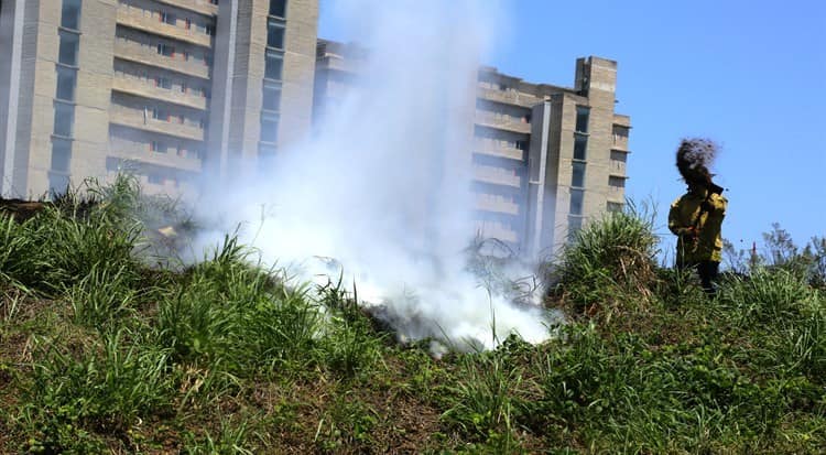 Por surada, quema de pastizal se sale de control y casi llega a tumbas (+Video)