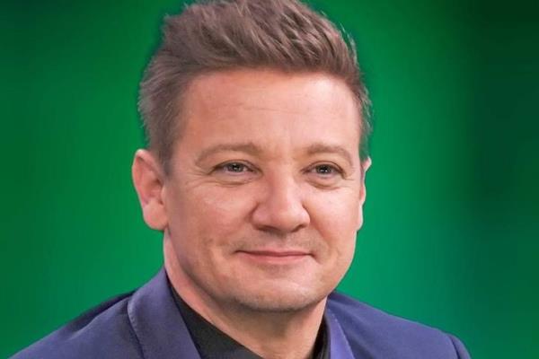 Jeremy Renner comparte rehabilitación en redes tras aparatoso accidente en enero