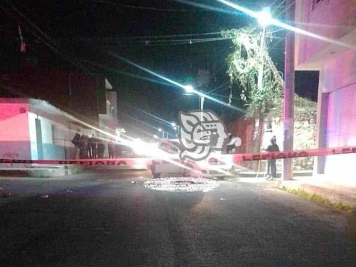 Comando ejecuta a 3 hombres en pleno centro de Maltrata