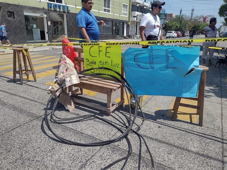 Policías se enfrentan a manifestantes que exigen a la CFE solucionar apagones en Veracruz (+Video)